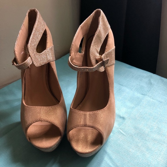 HEELS - Picture 2 of 2